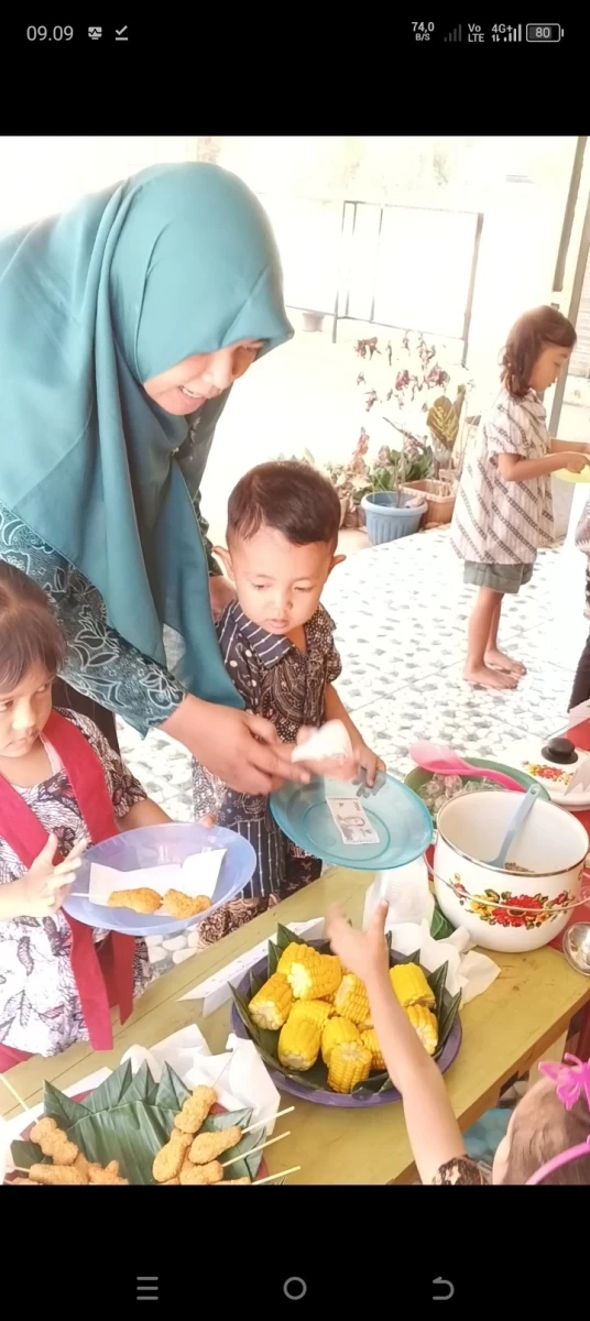 Bunda PAUD Desa Lebak bersama Bunda PAUD Kecamatan Pakisaji mengikuti kegiatan Market Day Pos PAUD Tunas Harapan Desa Lebak
