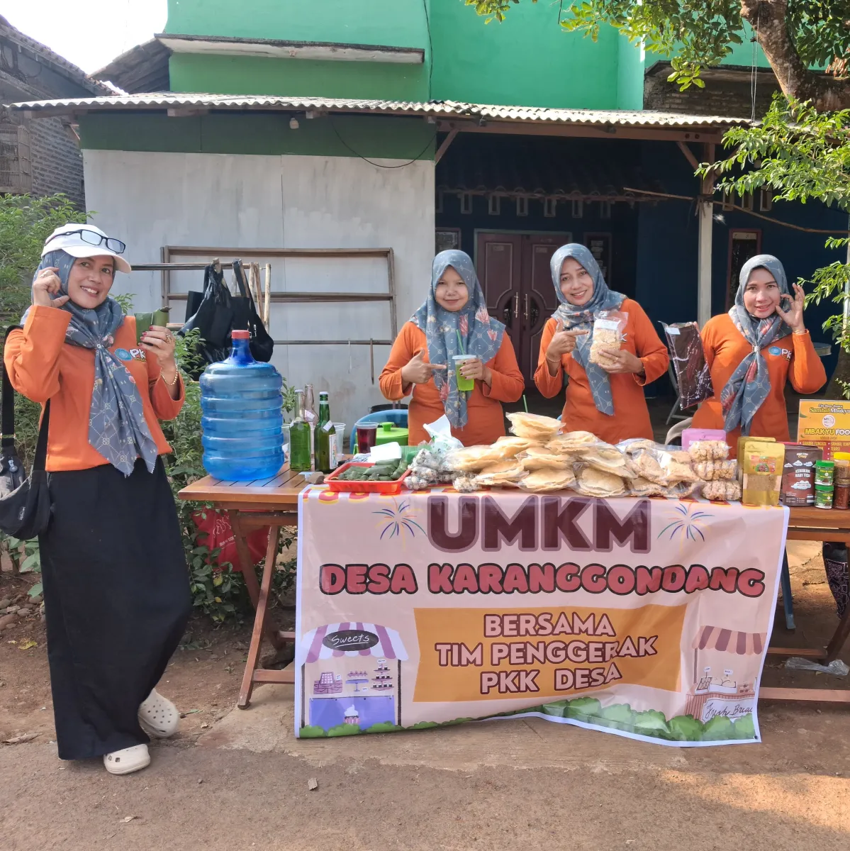 Pemberdayaan UMKM PKK Melalui Penjualan Produk Unggulan Lokal