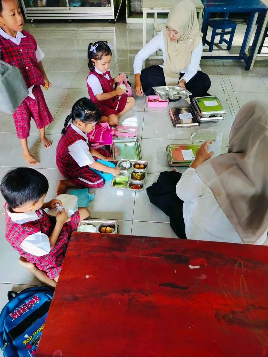 Pembagian MBG di Pos PAUD KASIH BUNDA DUDAKAWU 