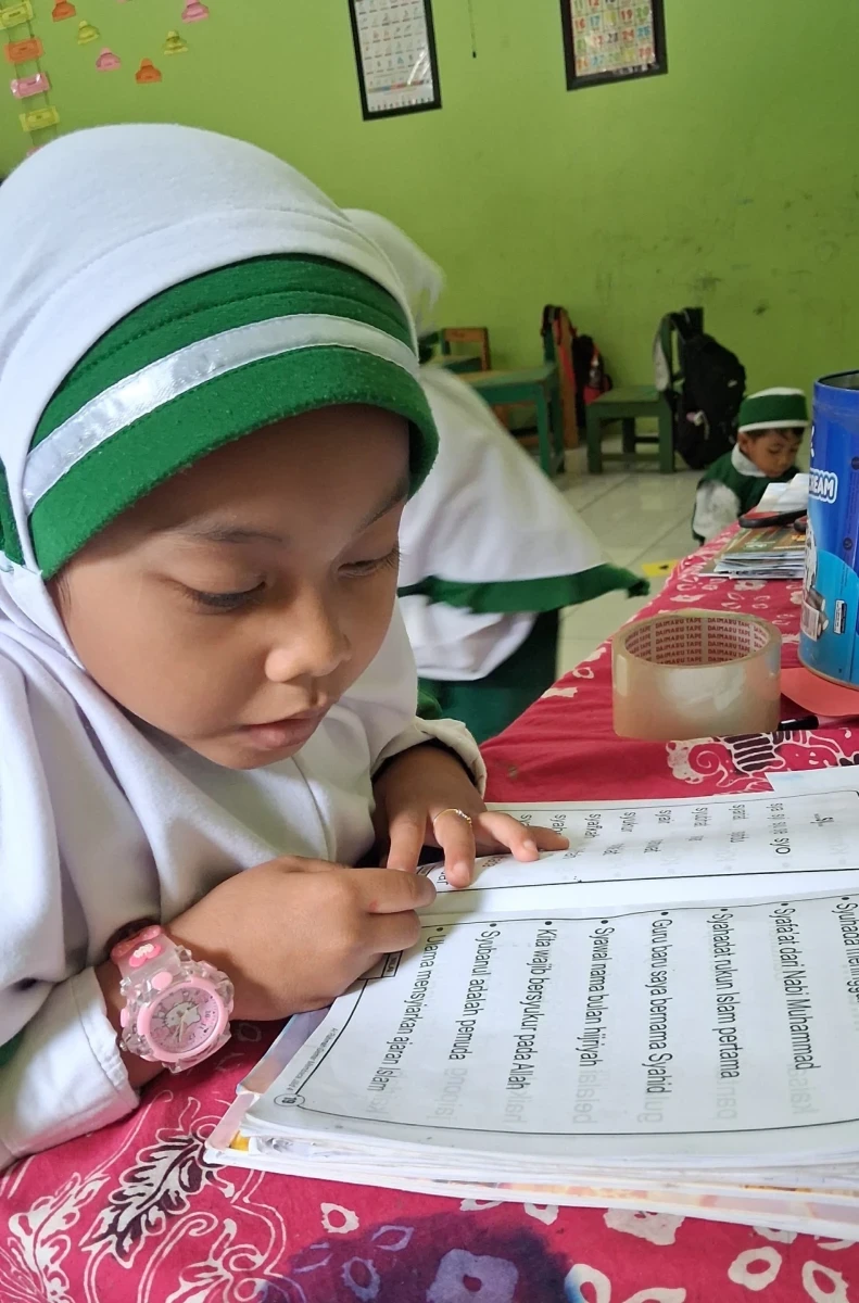 Kegiatan Pembelajaran RA Darul Huda 1 Karanggondang (Kelas A2): Melatih Kemampuan Membaca Kalimat Sederhana