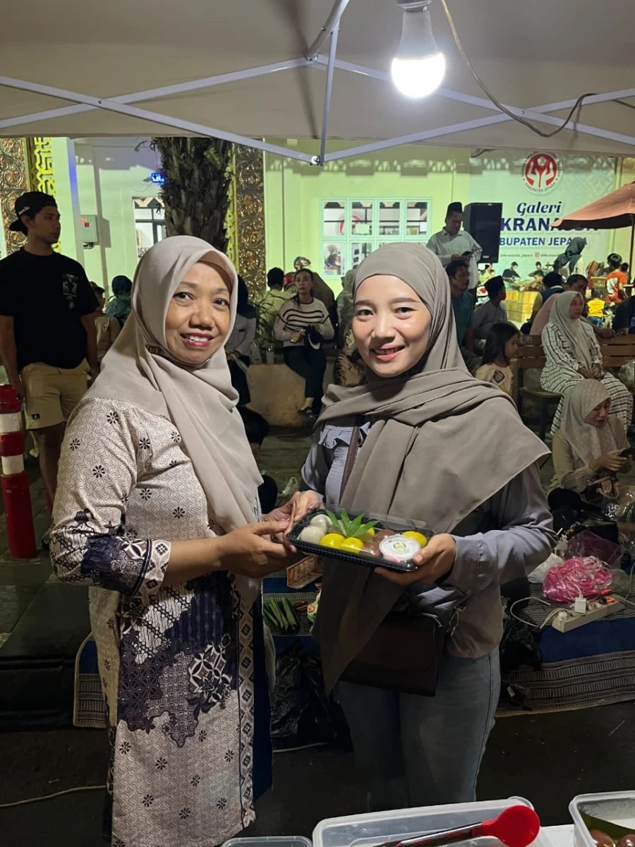 Apresiasi Produk Lokal, Ketua TP PKK Kunjungi Stand Kintelan