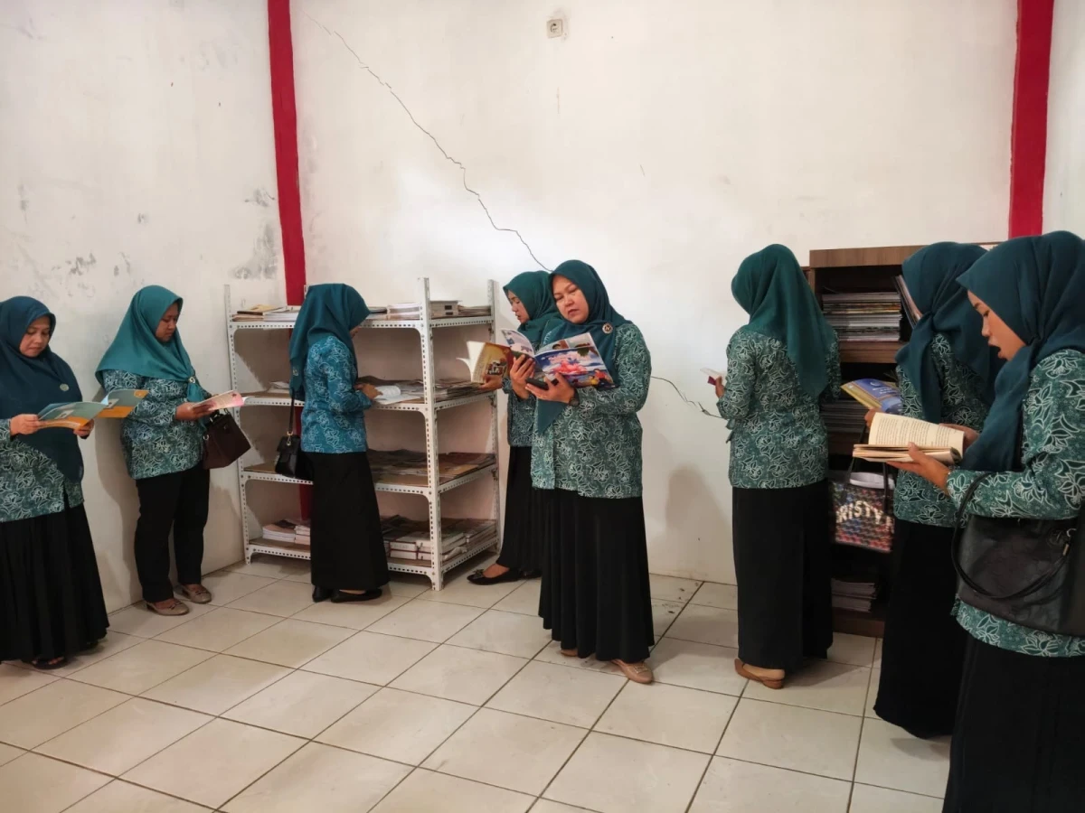 Tumbuhkan Minat Baca, TP PKK Kecamatan Pakisaji dan TP PKK Desa Kawak Kunjungi Perpustakaan Tumbuh Berlian Desa Kawak