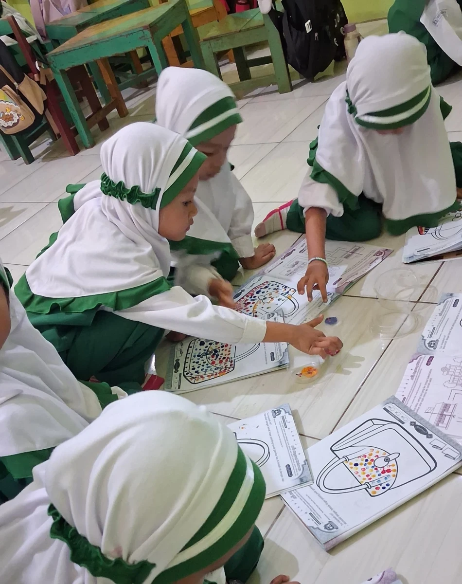 Kegiatan Pembelajaran RA Darul Huda 1 Karanggondang (Kelas B1): Mengembangkan Kreativitas Melalui Finger Painting