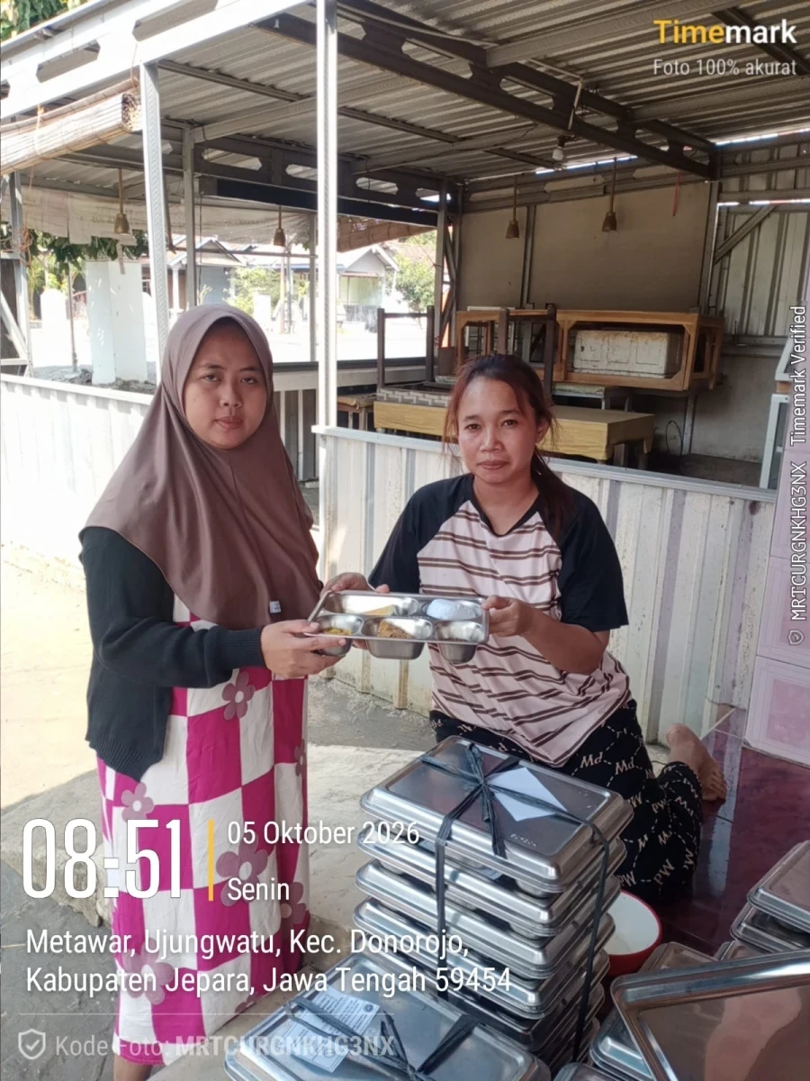 PENDISTRIBUSIAN MBG DI POS 04 RW 01 DUKUH METAWAR OLEH KADER.