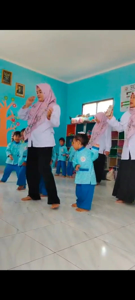Mengajarkan senam kanan kiri 