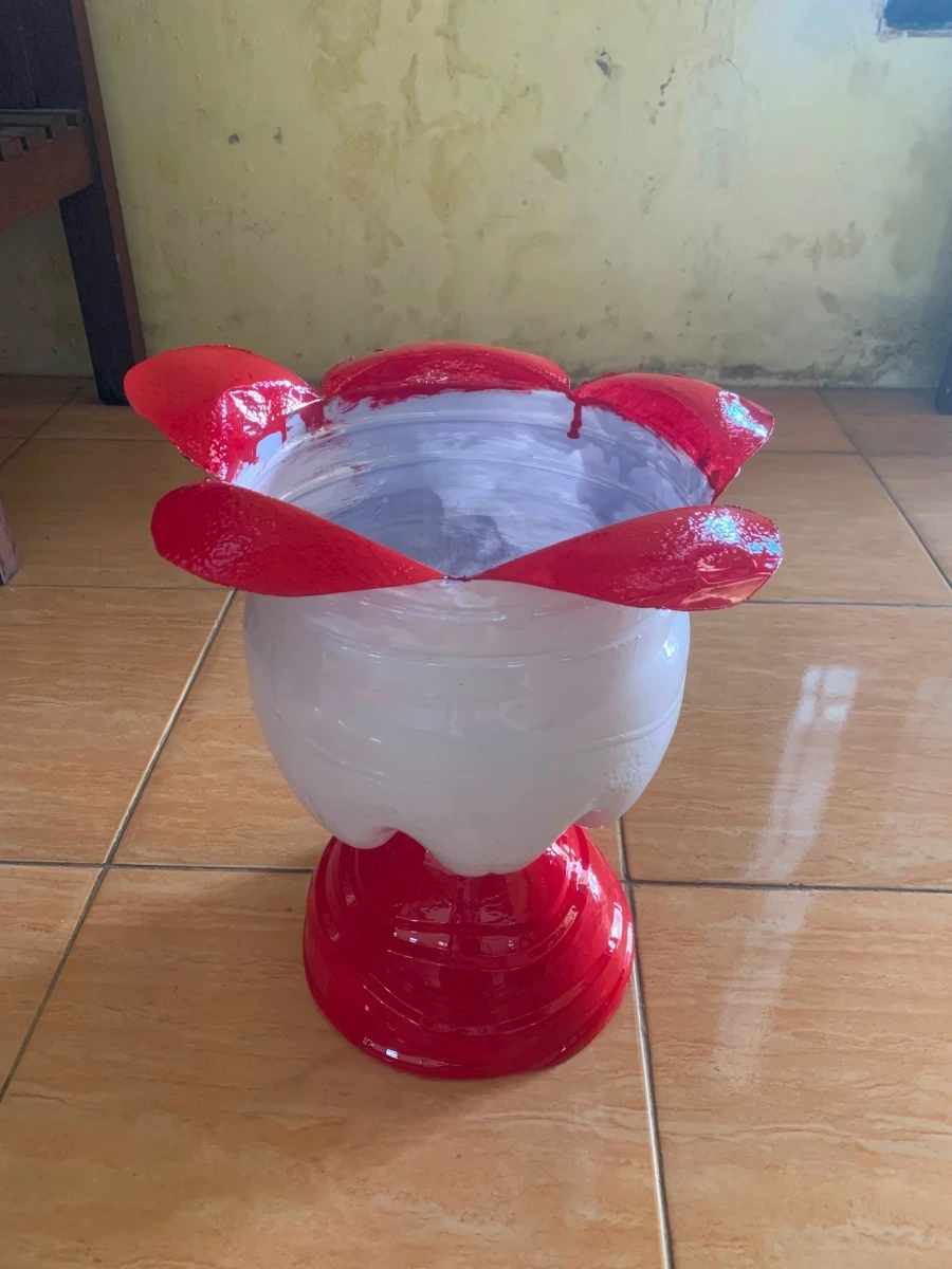 Membuat kreasi tempat sampah dari galon bekas 