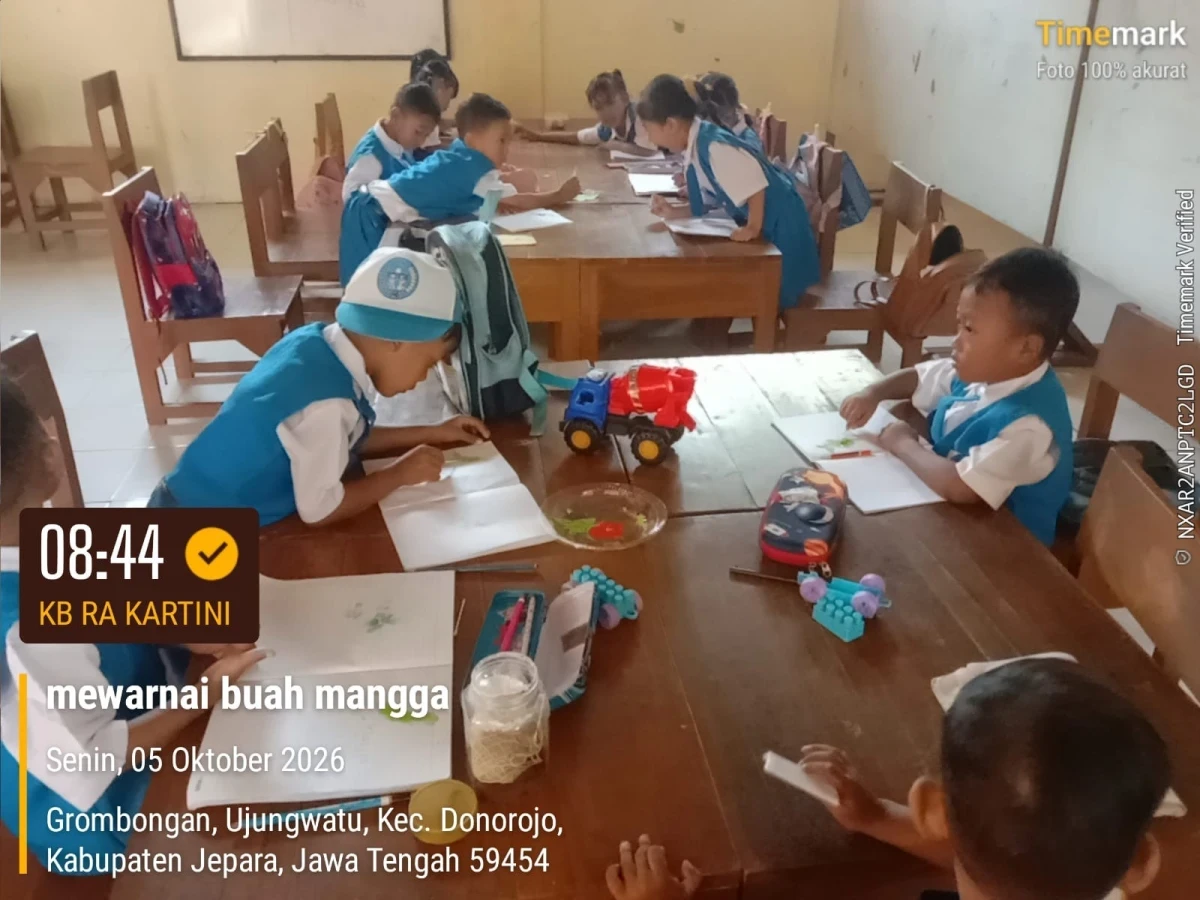 MENGENAL MACAM-MACAM BUAH DI KB RA KARTINI UJUNGWATU