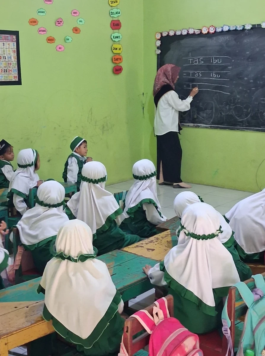 Kegiatan Belajar Menulis dan Membaca Kata "Tas Ibu" di Kelompok B2 RA Darul Huda 1 Karanggondang