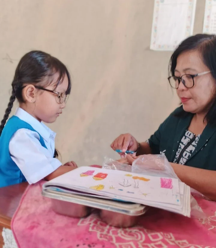 Pembiasaan Hidup Bersih dan Sehat melalui Kegiatan Memotong Kuku dan Mencuci Tangan Sebelum Makan di TK Debora Kedungpenjalin
