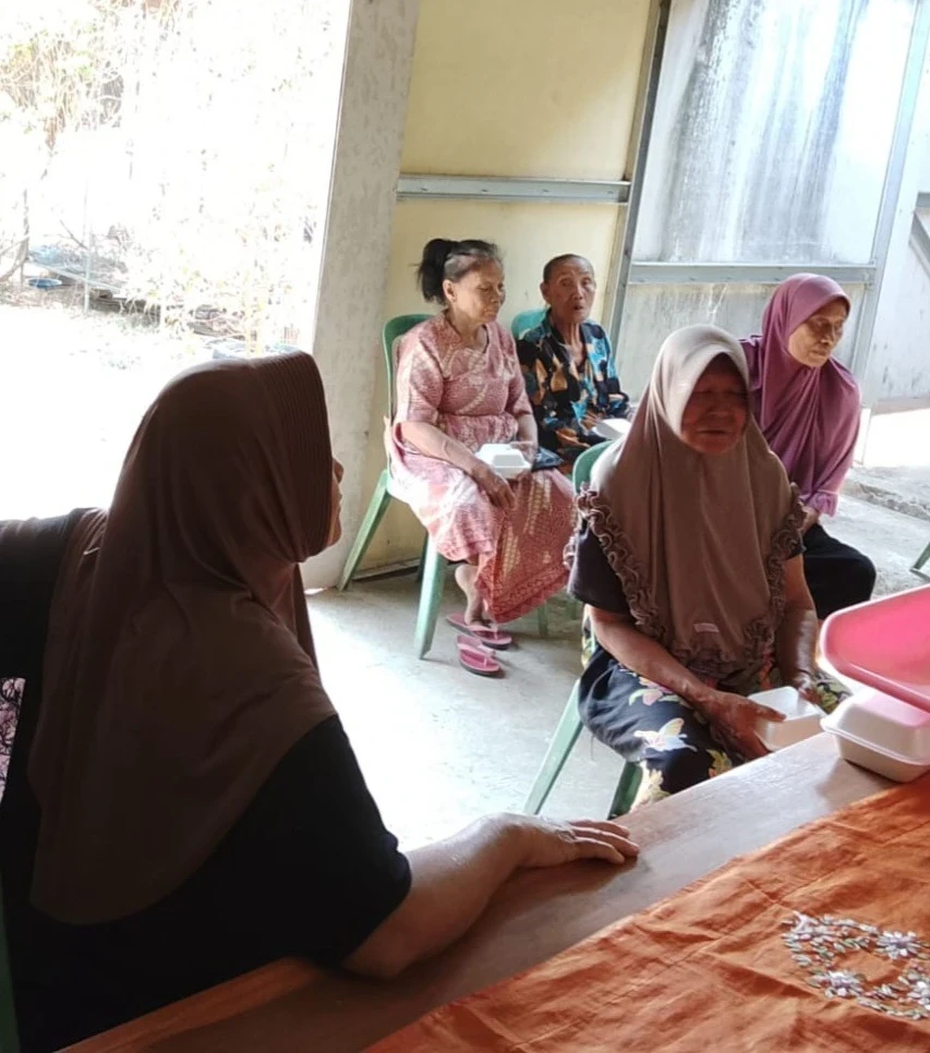 Kegiatan Posyandu Lansia Harapan 1 RW 09 Desa Karanggondang: Pelayanan Penimbangan dan Pemeriksaan Kesehatan Berkala