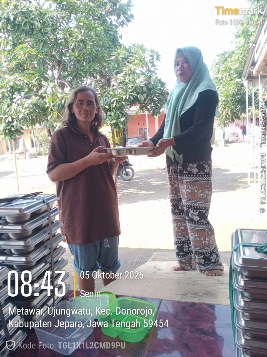 TP.PKK DESA DAMPINGI KADER DALAM PENDISTRIBUSIAN MBG DI POS 04 RW 01 METAWAR