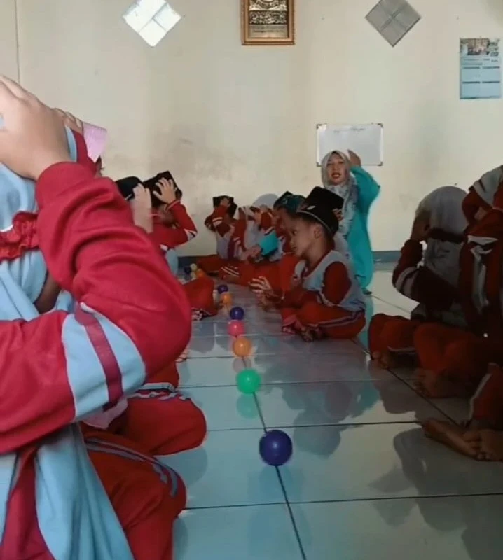 Keseruan Permainan Kecekatan Ambil Bola Beriring Musik di RA Darul Huda 2 Karanggondang
