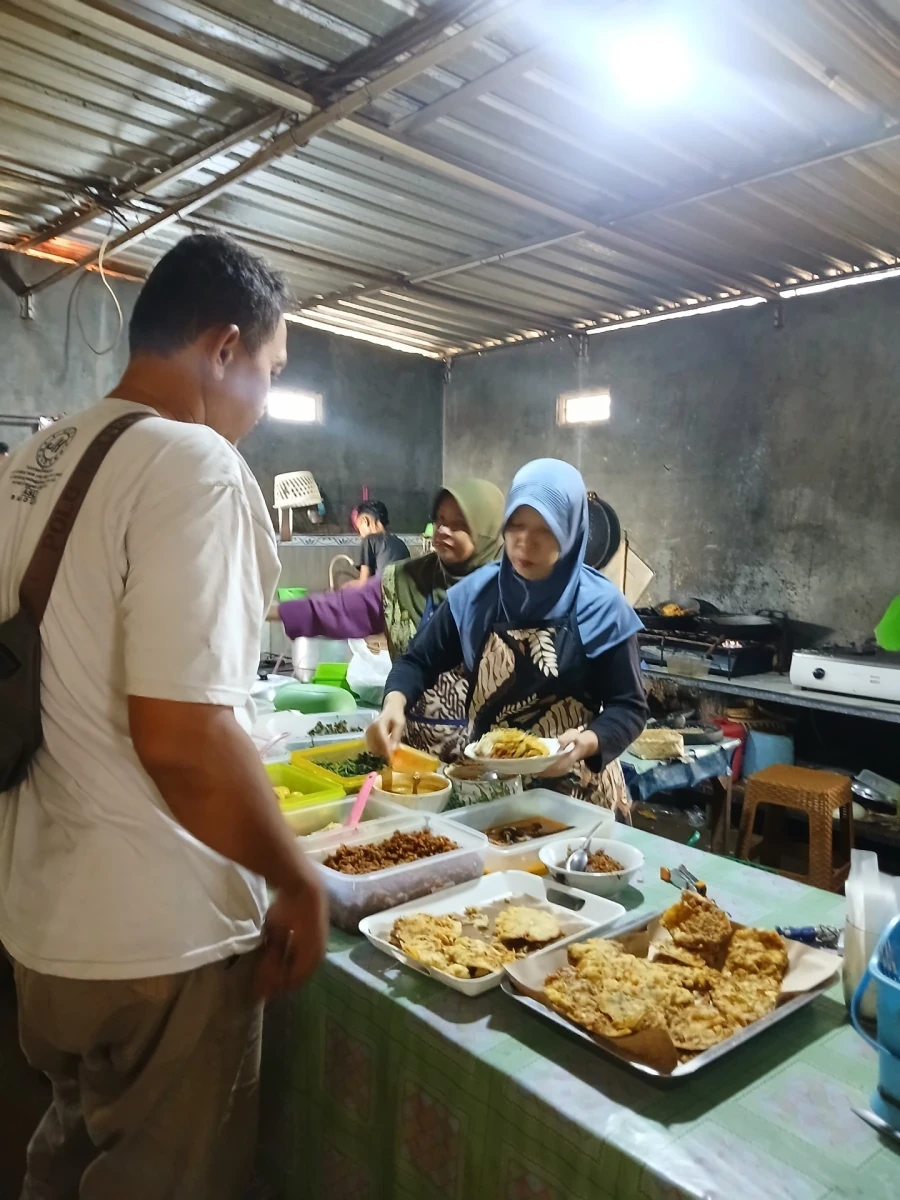 Umkm warung bu hj.masruroh di depan pintu  2 PWJ