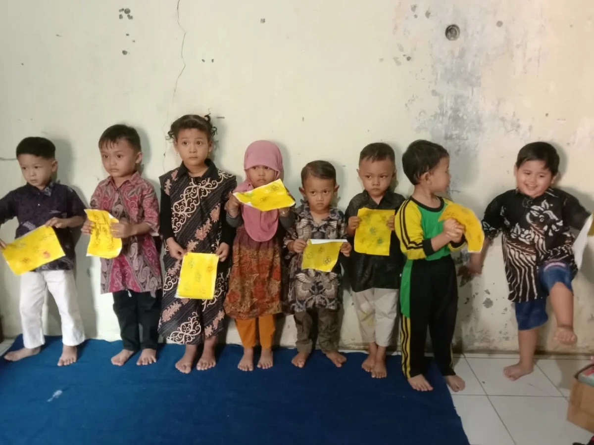 PERINGATAN HARI BATIK NASIONAL DI PAUD MUTIARA BUNDA DESA KEBUAWU, Membatik Bersama Teman, Belajar Mencintai Budaya Indonesia