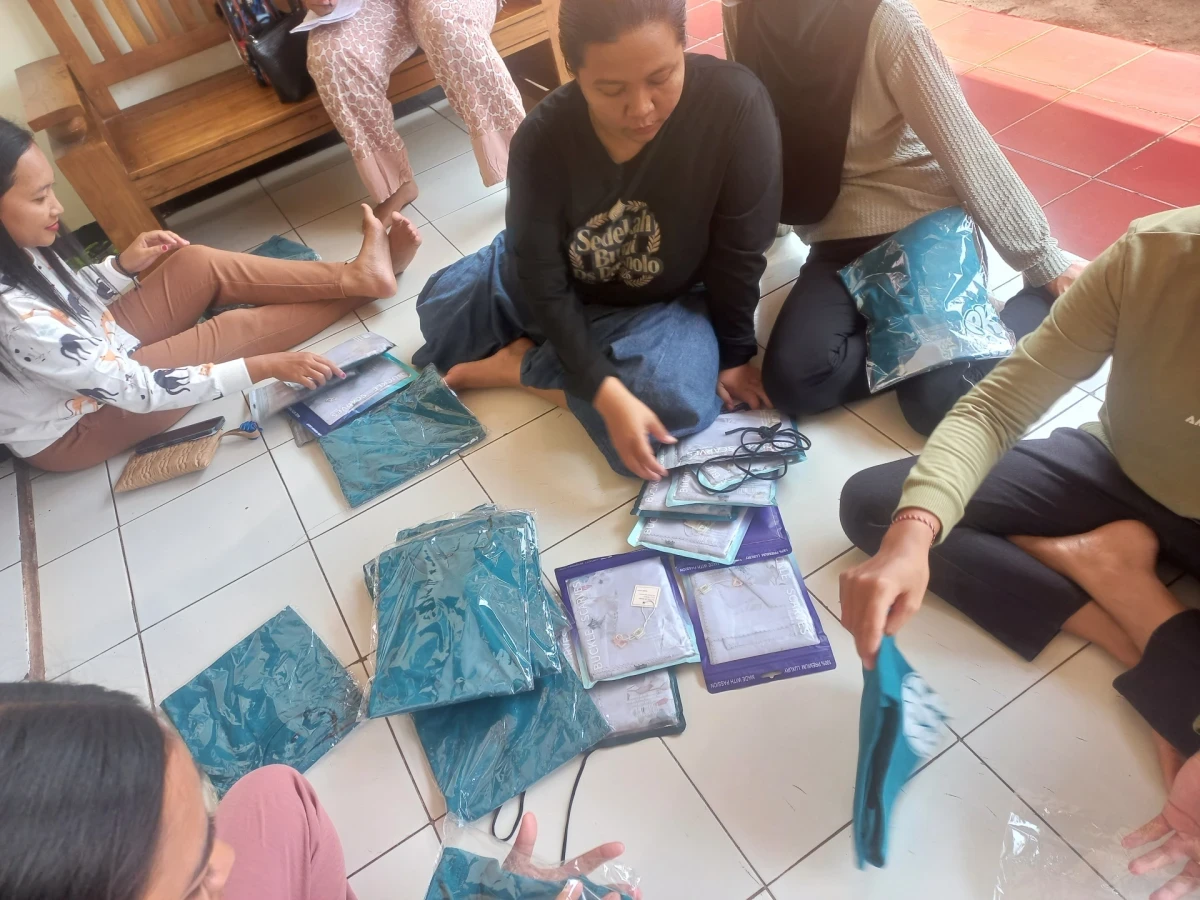 Pembagian seragam Rw 07