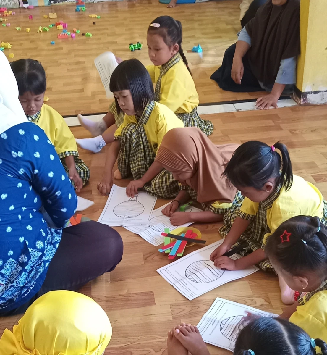 Menganyam Kertas Origami: Melatih Kreativitas dan Motorik Halus Anak Pos Paud Ceria