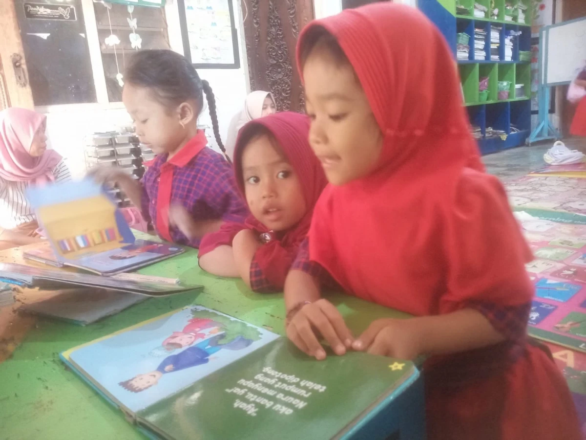 MlEMBACA BUKU CERITA