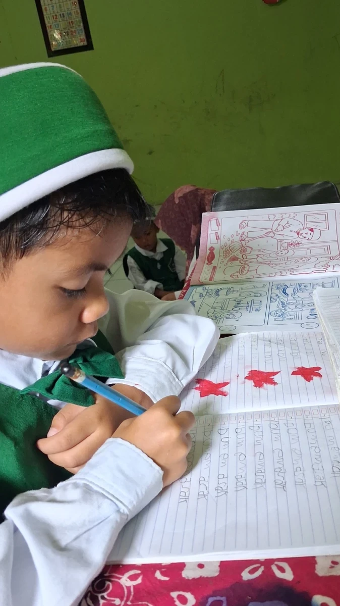 Aktivitas Pembelajaran RA Darul Huda 1 Kelas A2 Desa Karanggondang: Melatih Keterampilan Menulis Kalimat Sederhana