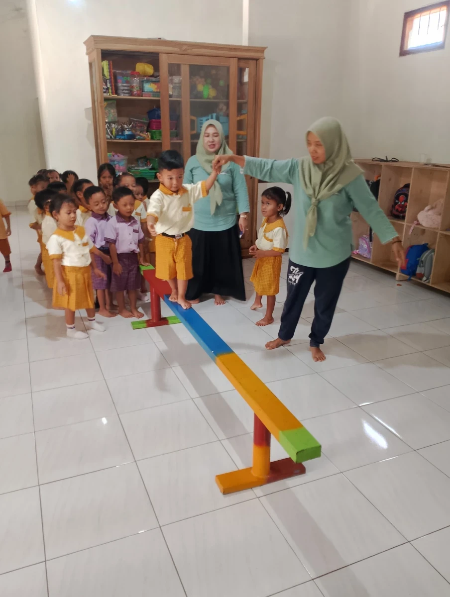 Berjalan diatas tiang / meniti