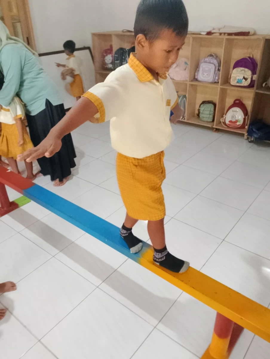 Berjalan diatas tiang/meniti