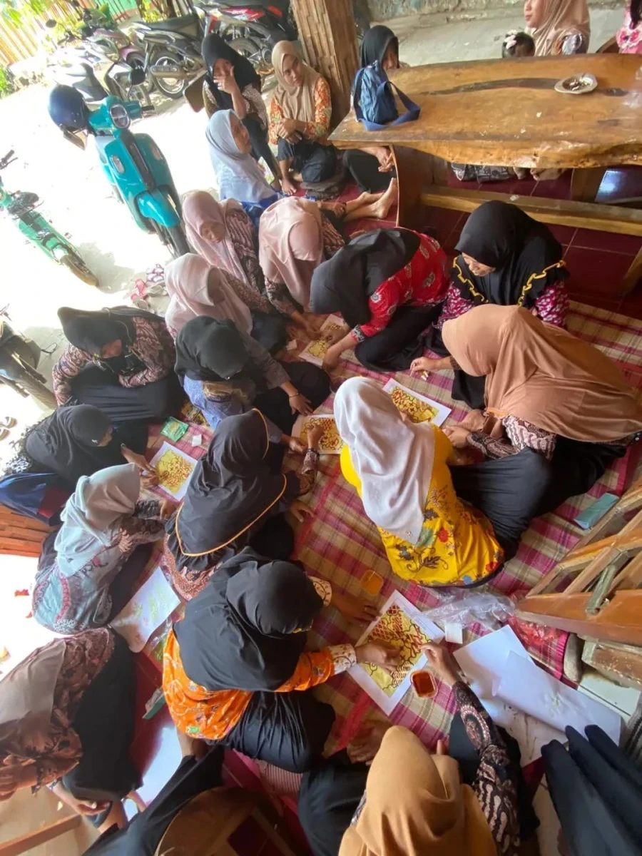 KADER PKK RW 04 BERDAYA KARYA LEWAT BATIK ECOPRINT BERWARNA ALAMI