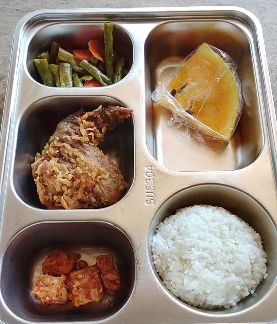 Dukung Gizi Keluarga, Posyandu Harapan 1 RW 09 Karanggondang Bagikan Menu MBG Bergizi Lengkap