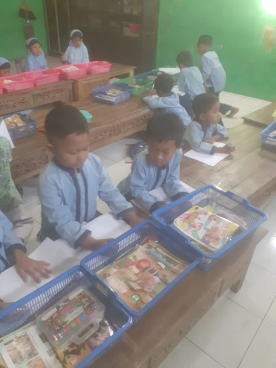 MEMBACA, MENULIS, DAN MEWARNAI