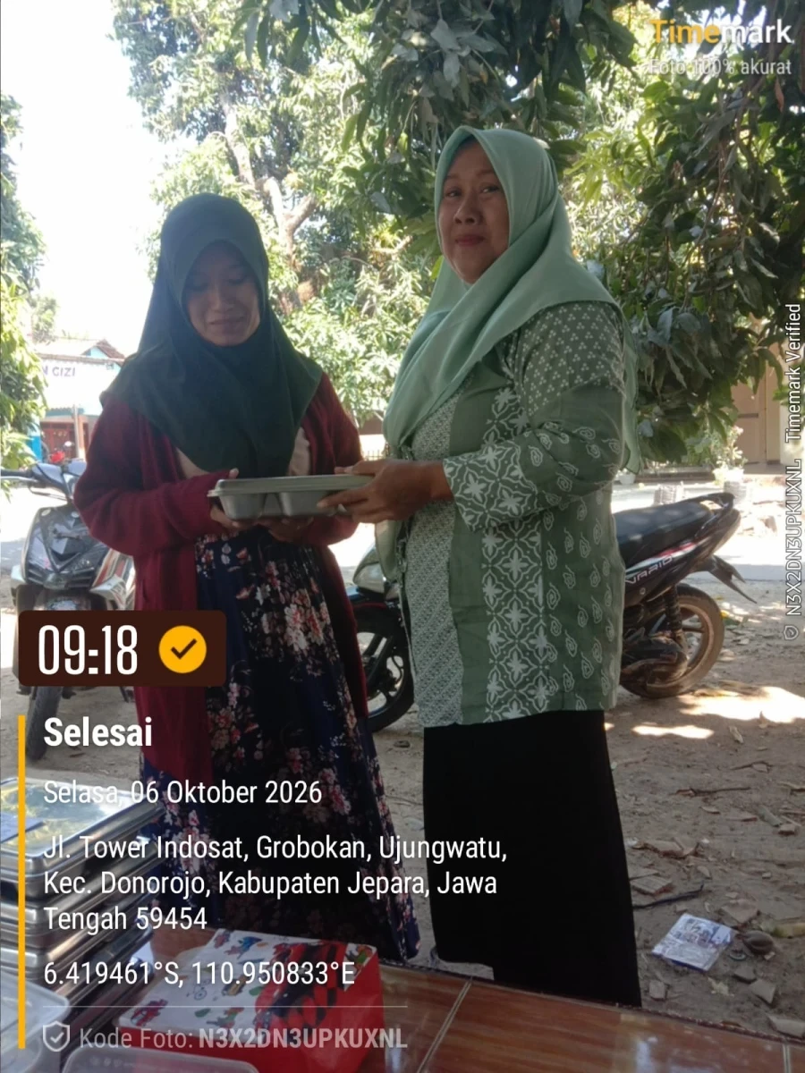 PENDISTRIBUSIAN MAKAN BERGIZI GRATIS  (MBG) DI RW 03 POS 03 GROBOGAN