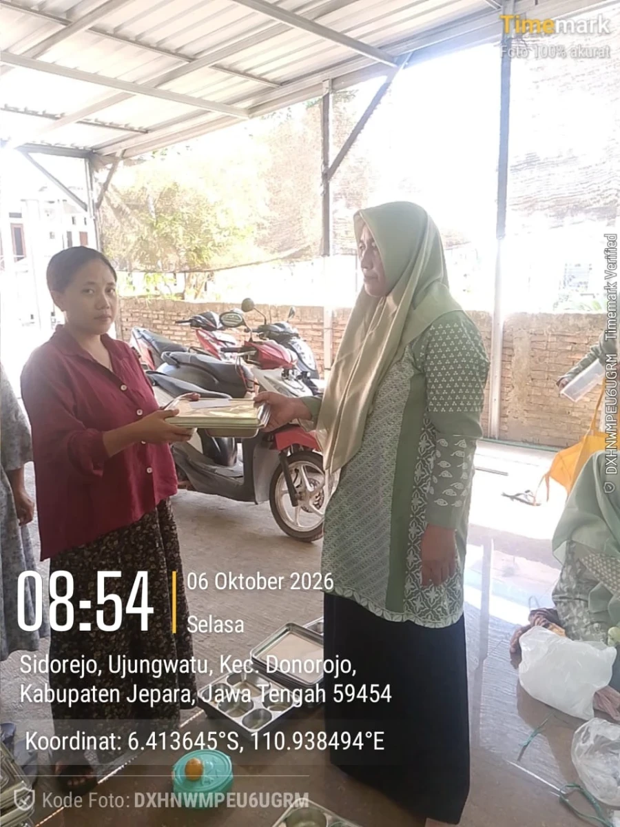 TP.PKK DESA DAMPINGI PENDISTRIBUSIAN MBG DI POS 02 RW 02 SIDOREJO