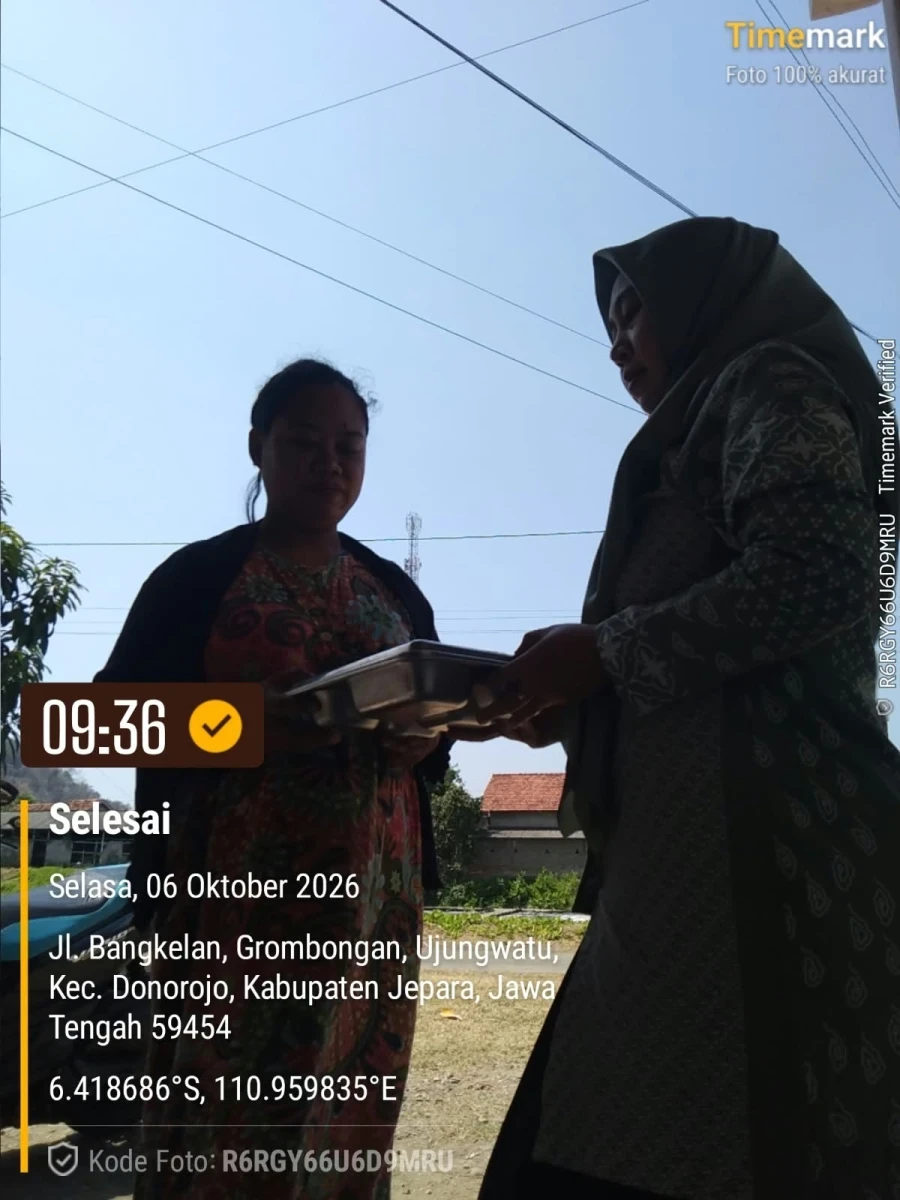 TP.PKK DESA DAMPINGI PENDISTRIBUSIAN MAKAN BERGIZI GRATIS DI RW 03 POS 06 GROBOGAN