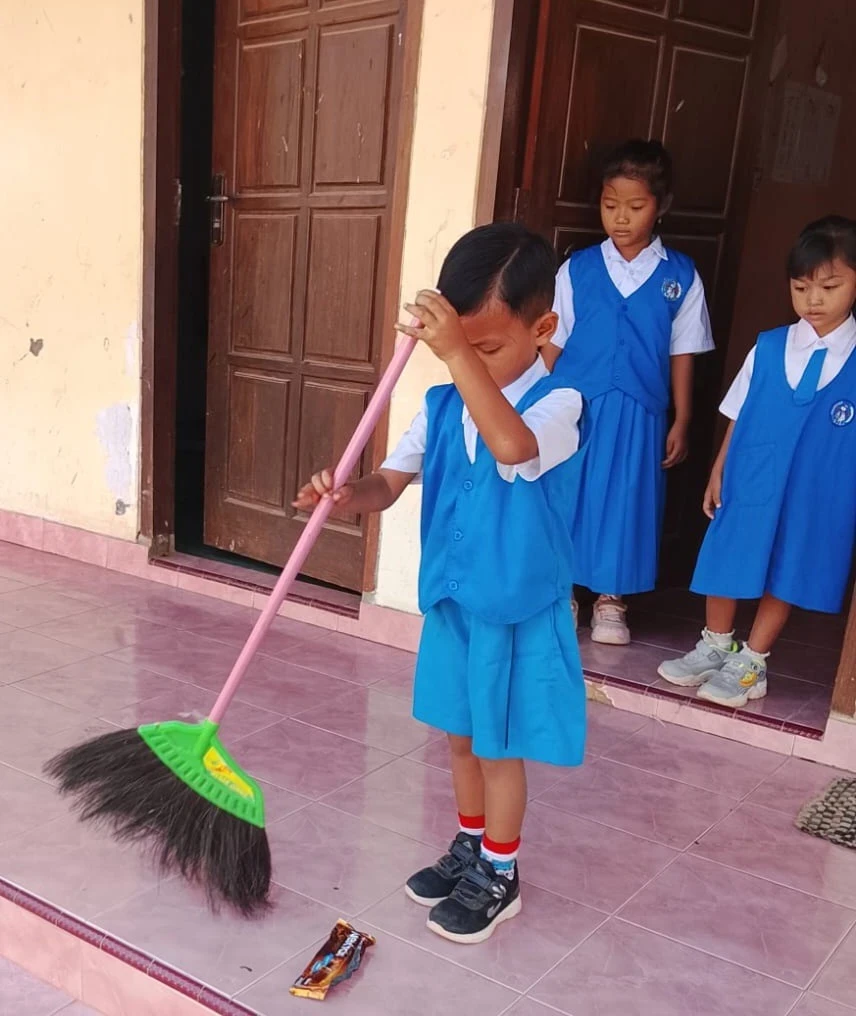 Menjaga Kebersihan Sekolah: Menanamkan Kebiasaan Hidup Bersih Sejak Dini di TK Debora