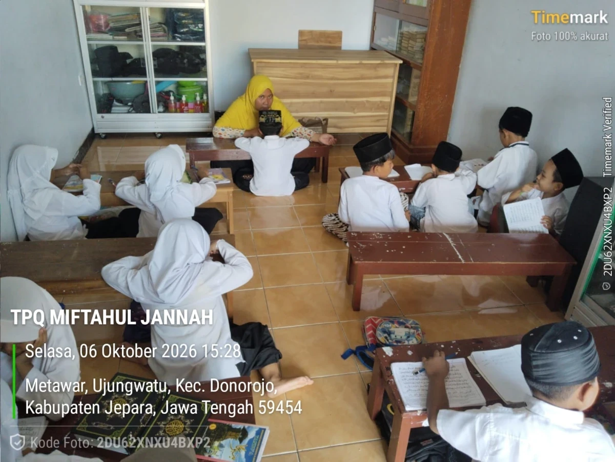 BIMBINGAN SHOLAT DI TPQ MIFTAHUL JANNAH