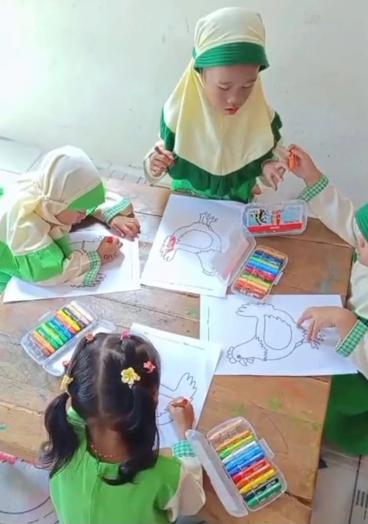 Kegiatan Seru Anak PAUD Mutiara Karanggondang Mewarnai Gambar Ayam