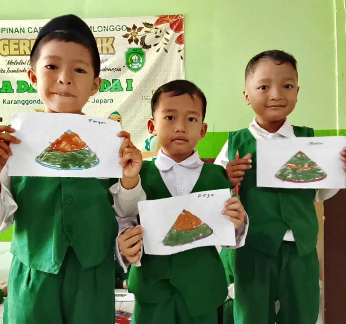 Kreativitas Santri Kelas A2 RA Darul Huda 1 Karanggondang Membuat Kolase Caping dari Serbuk Gergaji
