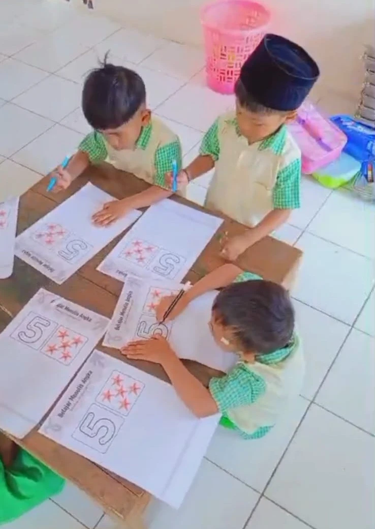 Kegiatan Mewarnai Gambar Bintang Berjumlah 5 Sesuai Angka pada Kelas B KB Mutiara Karanggondang