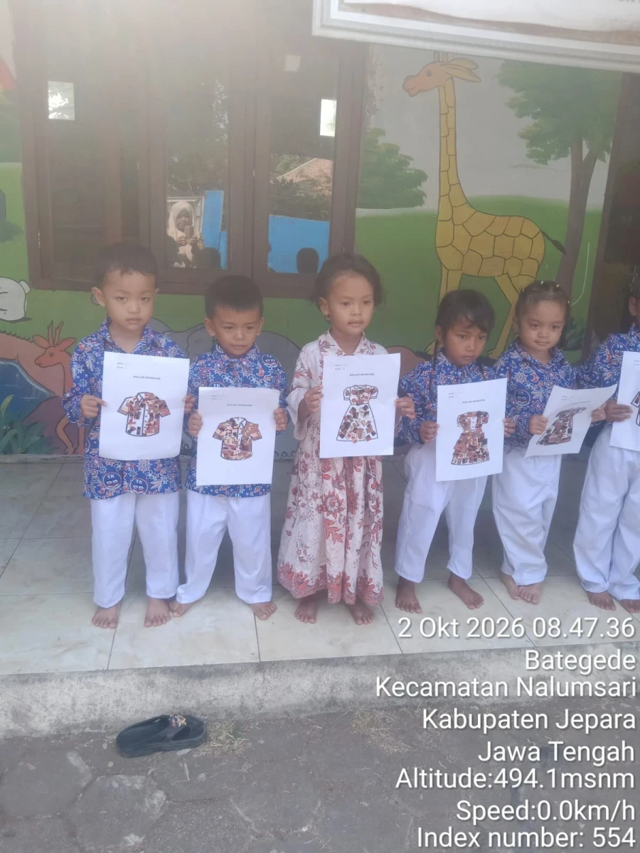 Membuat kolase baju dari daun kering 