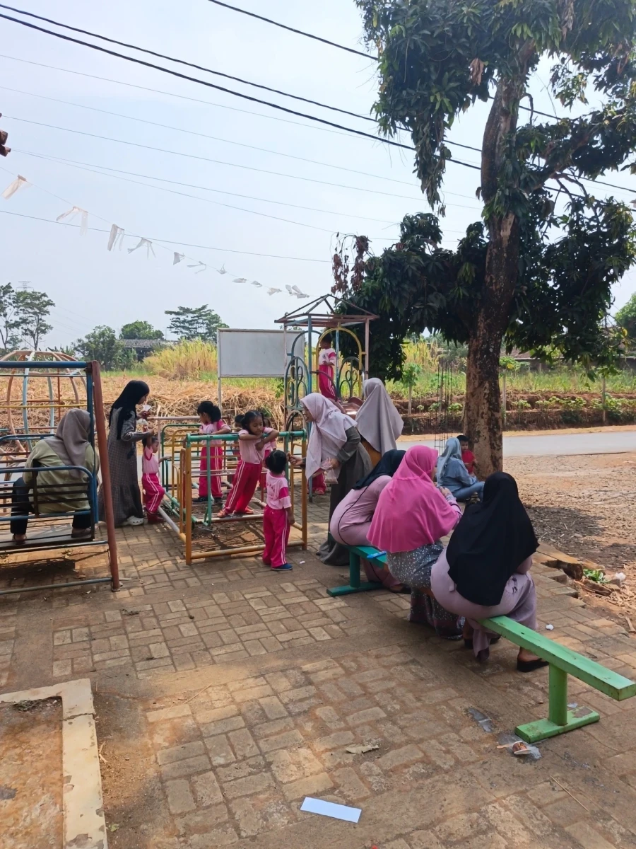 Kegiatan pembelajaran pos PAUD bina siwi. 