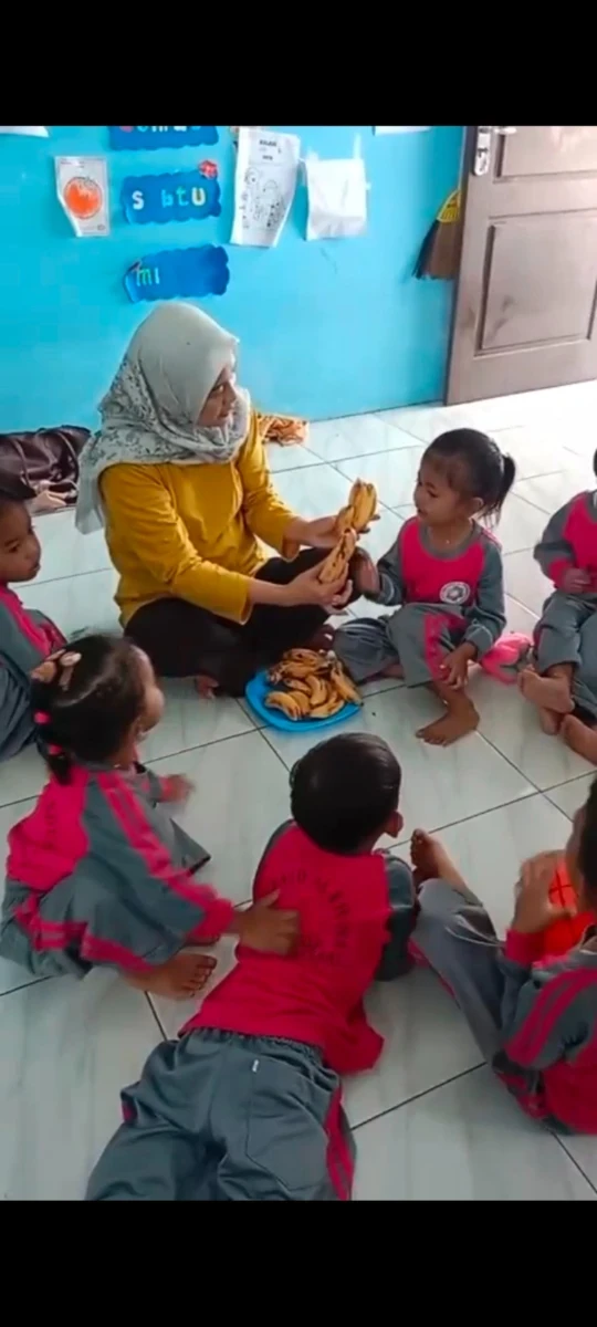 Menghitung angka menggunakan buah pisang 