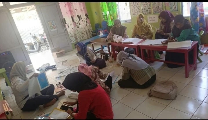 Kegiatan persiapan pengisian Data Dinding dalam rangka desa binaan 
