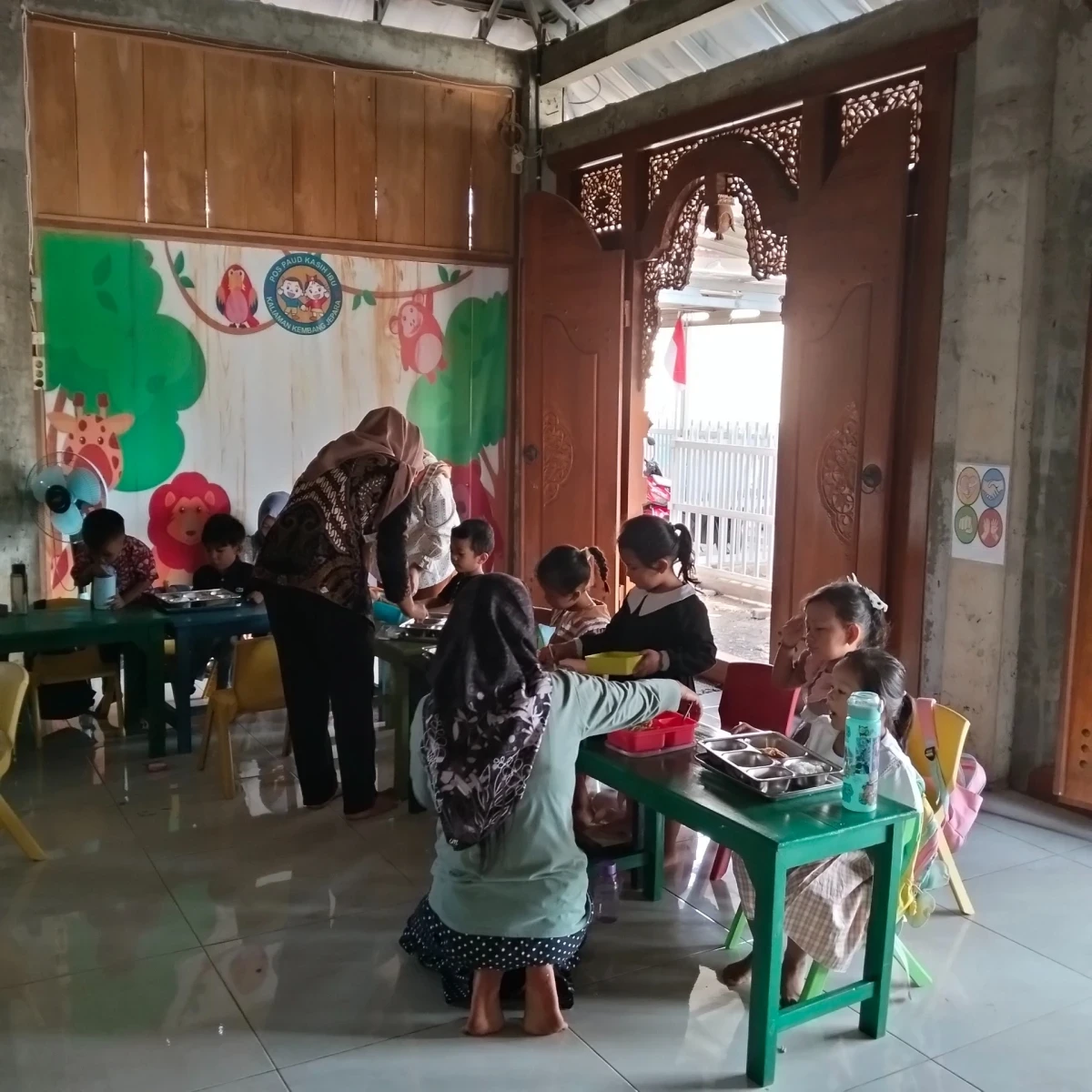 Kegiatan pemberian MBG di Pos Paud Kasih Ibu Kaliaman 