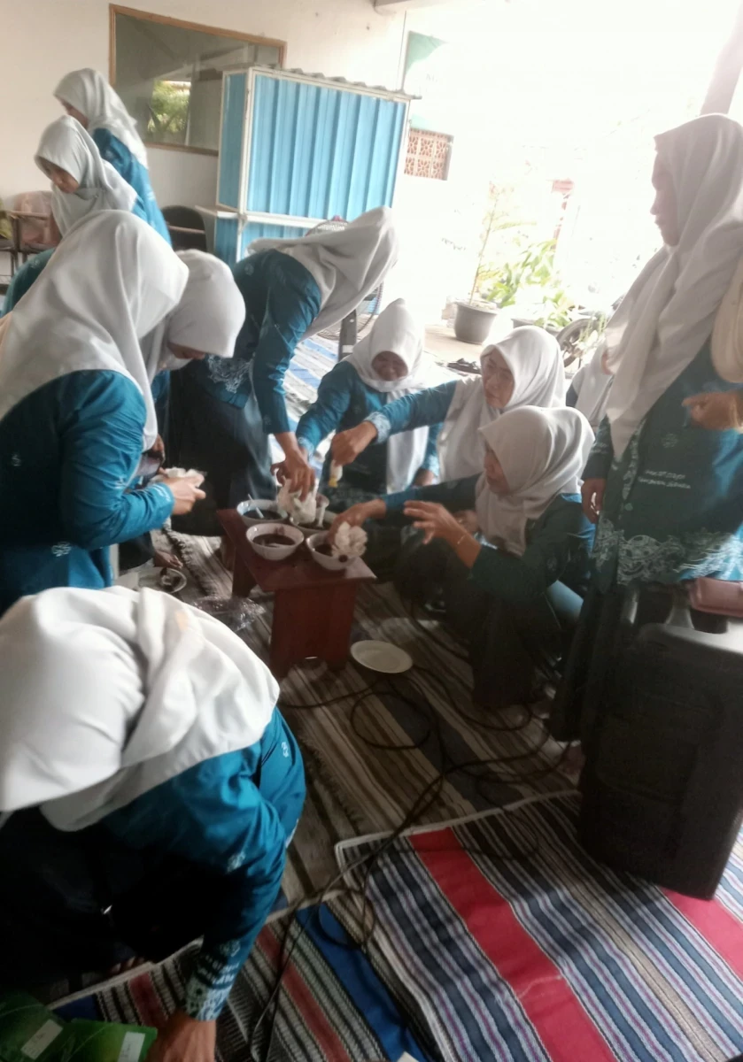 kegiatan rutinan bulanan pkk rt3 rw 1 dukuh Randusari dengan isian praktek membuat batik jumputan l