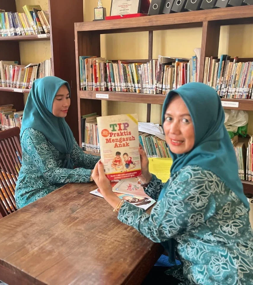 Ketua dan Wakil Ketua TP PKK Desa Karanggondang Kunjungi Perpustakaan Ngudi Kaweruh