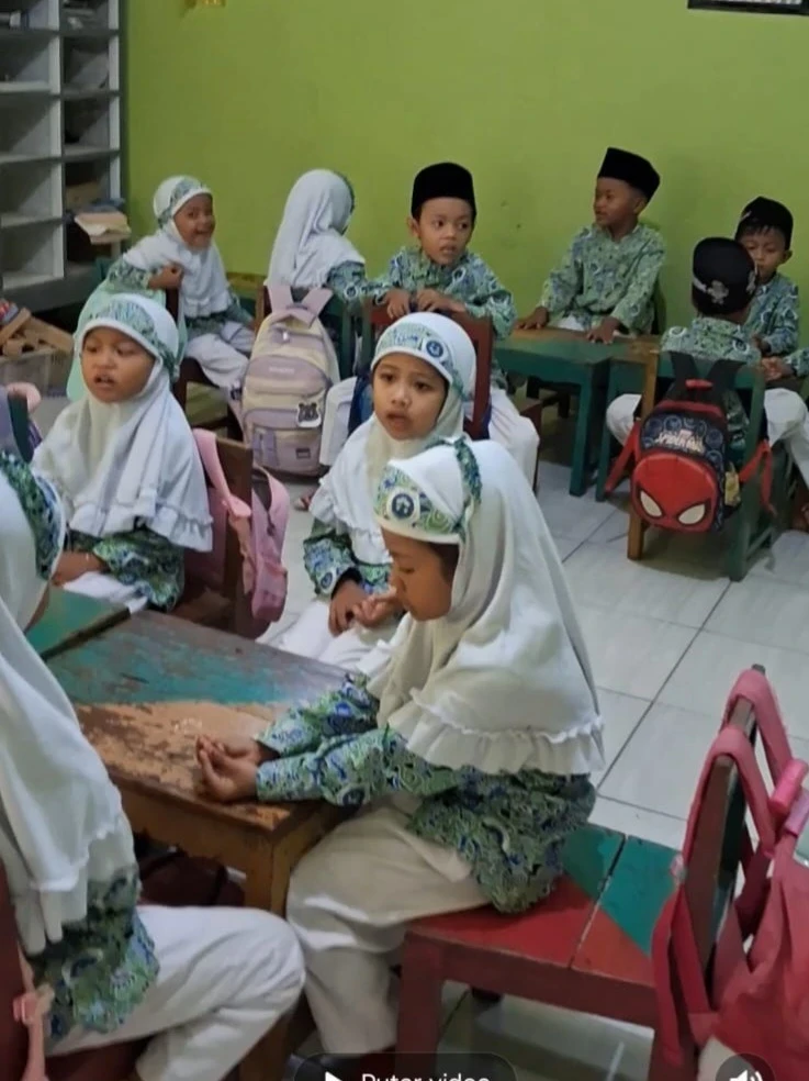 Semarak Pembelajaran RA Darul Huda 1 Karanggondang, Murid Kelas A2 Antusias Hafalkan Rukun Islam
