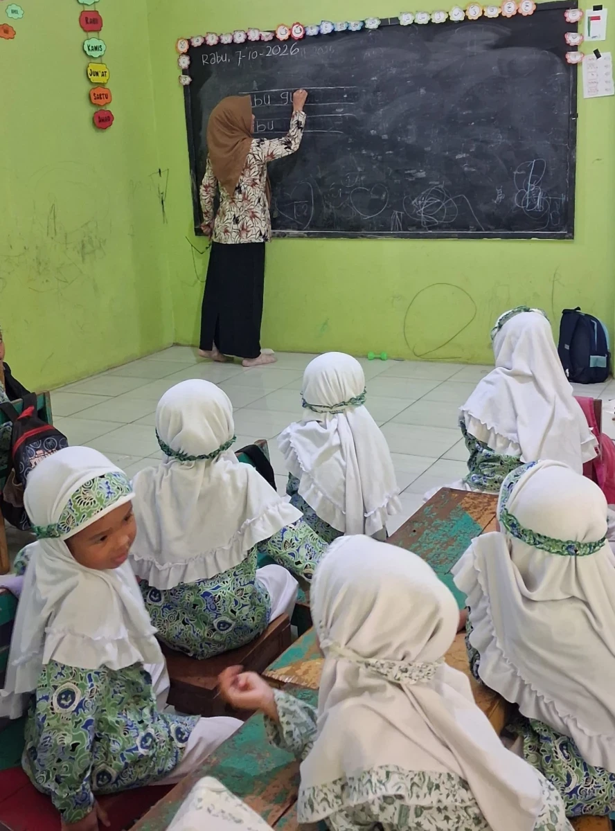 Kembangkan Kemampuan Motorik dan Literasi, Siswa Kelas A1 RA Darul Huda 1 Karanggondang Belajar Menulis Kalimat