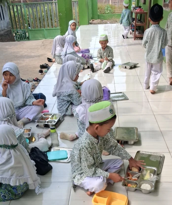 Sajikan Menu Bergizi Seimbang, Program MBG di RA Darul Huda 1 Karanggondang Sambut Ceria Para Siswa