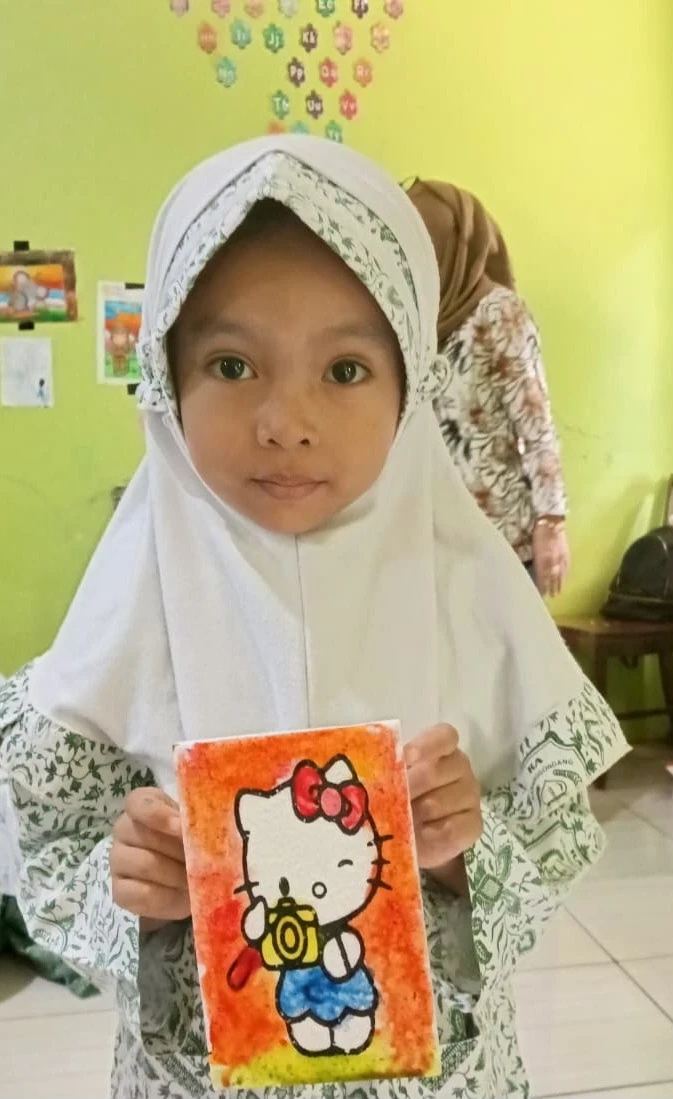 Latih Kreativitas dan Motorik Halus, Siswa Kelas A2 RA Darul Huda 1 Karanggondang Asyik Mewarnai Gambar di Media Styrofoam
