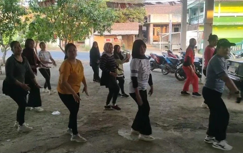 Tingkatkan Kebugaran dan Kebersamaan, Kelompok PKK RT 05 RW 05 Desa Karanggondang Gelar Senam Bersama