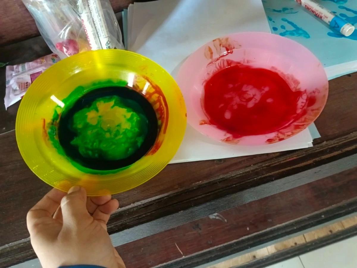 Kegiatan Mengecap Tangan Melatih kreativitas POS PAUD EMBUN PAGI