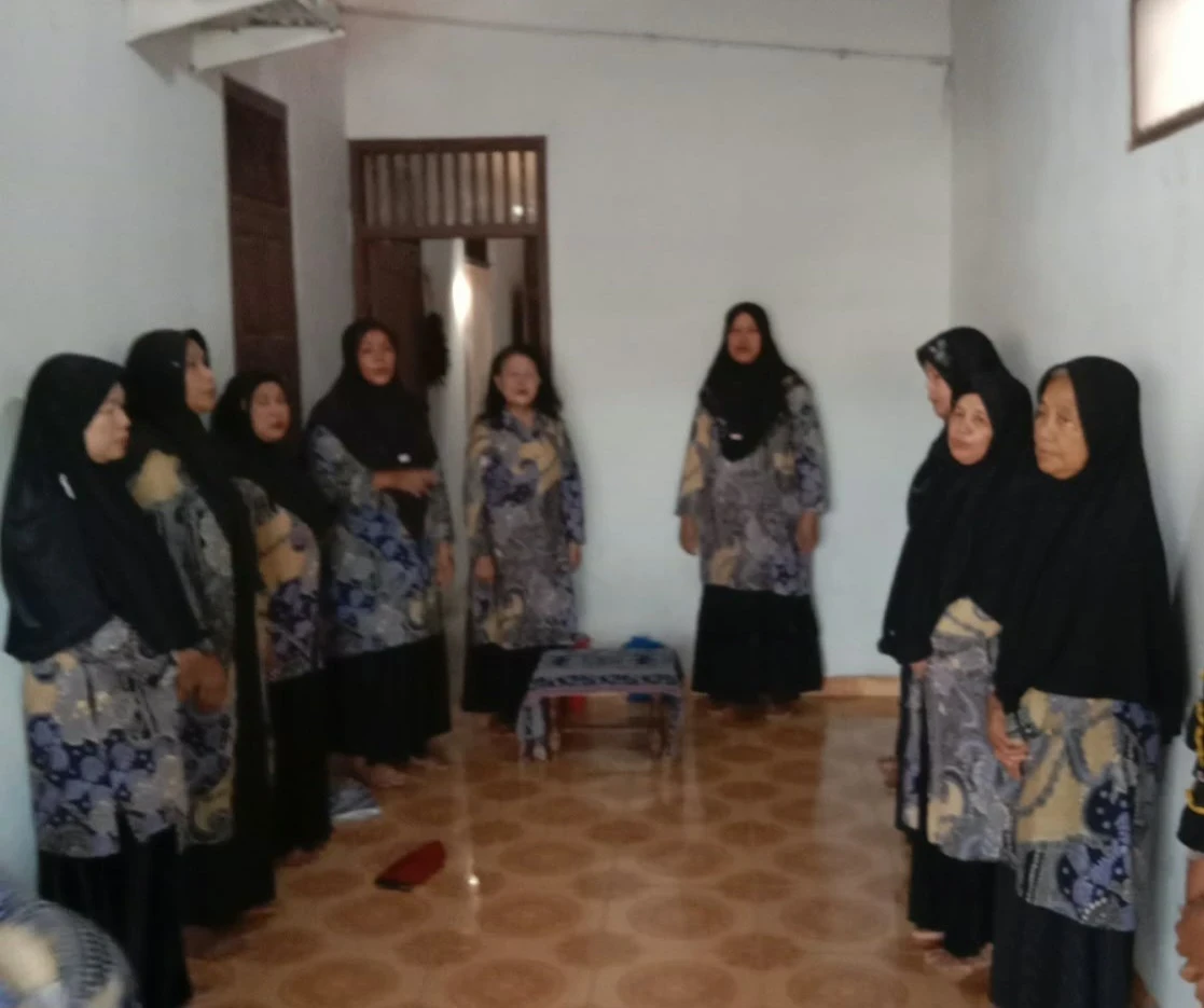 Sosialisasi Pilah Sampah dan Penguatan Program Kesejahteraan Anggota pada Pertemuan Rutin PKK RW 08 Desa Karanggondang