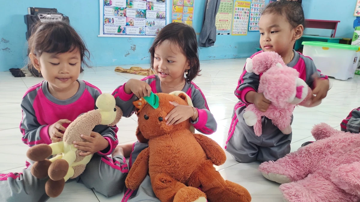 Bermain peran main boneka 